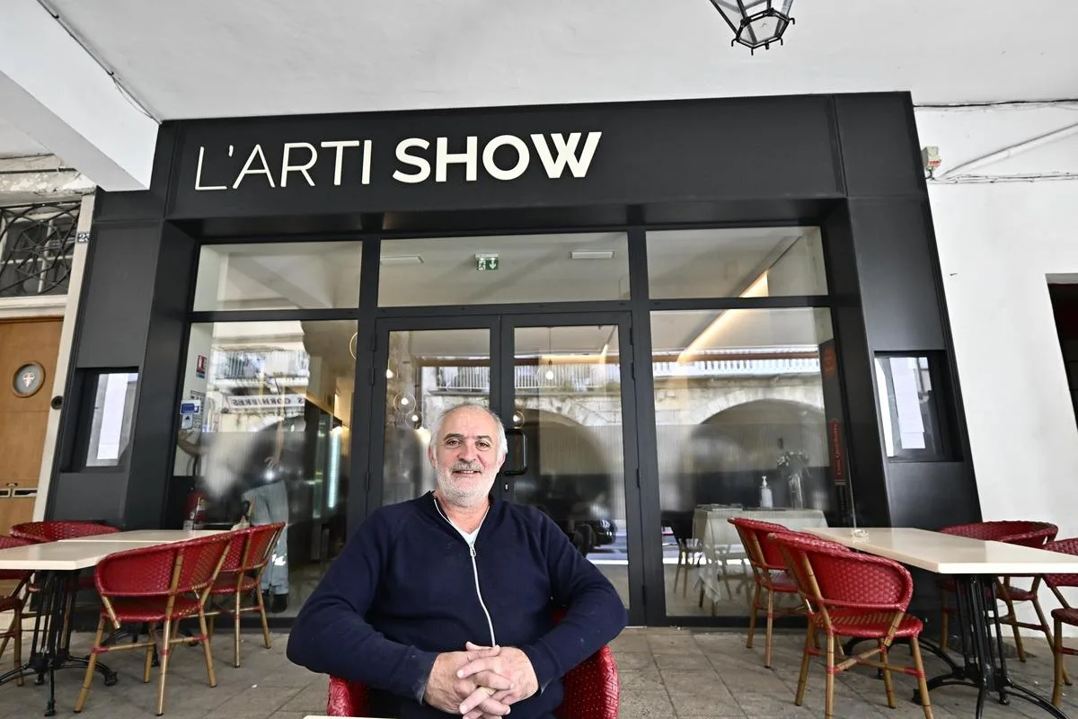 Façade de L'Arti Show au 25 rue des Cornières à Agen